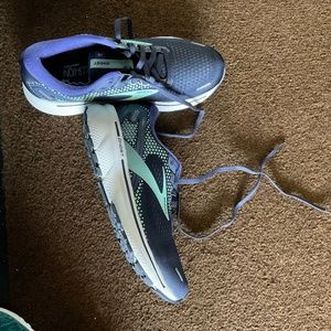 Womens 7.5  Brooks Ghost sneakers NWOT